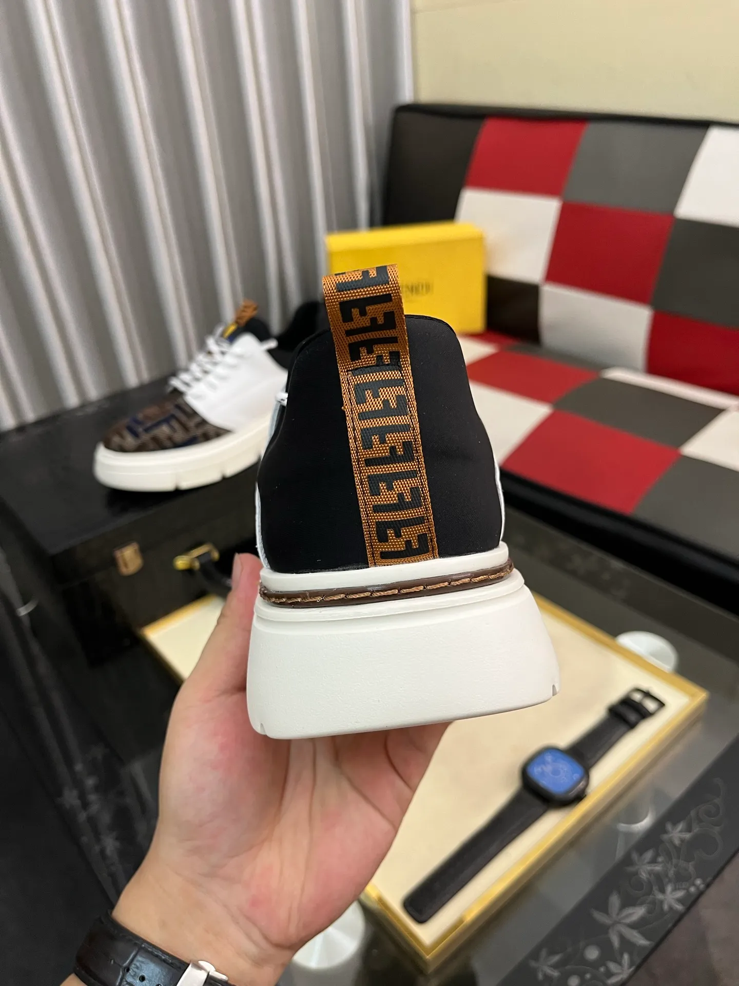 Men's Men's Shoes💰420⌚️⌚️[FENDI] Fendi's classic and comfortable men's, this complex sneaker is made of soft calfskin➕genuine leather lining➕original ultra-light rubber material with rough outsole. This unique light style is suitable for the casual and refined sensibility of this season. It is comfortable and natural on the feet. It is an everyday style for casual travel in autumn and winter! Code number: 38-442️⃣Colors available
